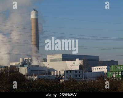 Verbrennungsanlage Chimney in Ecopark eine Müllverbrennungsanlage, die Abfälle aus mehreren Londoner Stadtteilen verbrannt und Strom für National Grid, Edmonton, Enfield, Großbritannien, liefert Stockfoto