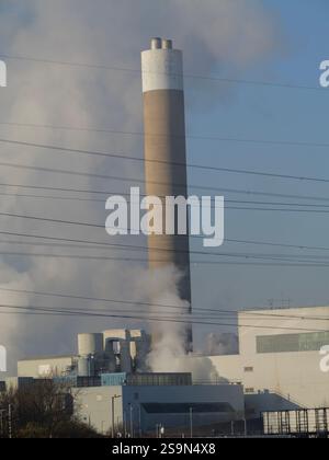 Verbrennungsanlage Chimney in Ecopark eine Müllverbrennungsanlage, die Abfälle aus mehreren Londoner Stadtteilen verbrannt und Strom für National Grid, Edmonton, Enfield, Großbritannien, liefert Stockfoto