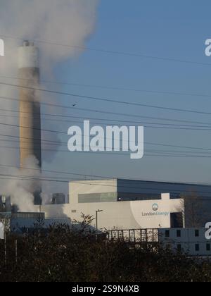 Verbrennungsanlage Chimney in Ecopark eine Müllverbrennungsanlage, die Abfälle aus mehreren Londoner Stadtteilen verbrannt und Strom für National Grid, Edmonton, Enfield, Großbritannien, liefert Stockfoto