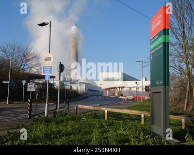 Verbrennungsanlage Chimney in Ecopark eine Müllverbrennungsanlage, die Abfälle aus mehreren Londoner Stadtteilen verbrannt und Strom für National Grid, Edmonton, Enfield, Großbritannien, liefert Stockfoto