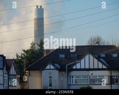 Wohngebäude vor der Verbrennungsanlage Chimney bei Ecopark, einer Müllverbrennungsanlage, die Abfälle aus mehreren Londoner Stadtteilen verbrannt und Strom für das National Grid, Edmonton, Enfield, Großbritannien, liefert Stockfoto