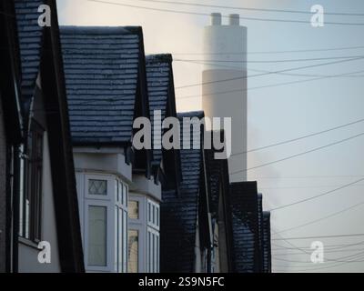 Wohngebäude vor der Verbrennungsanlage Chimney bei Ecopark, einer Müllverbrennungsanlage, die Abfälle aus mehreren Londoner Stadtteilen verbrannt und Strom für das National Grid, Edmonton, Enfield, Großbritannien, liefert Stockfoto