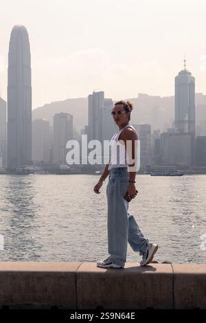 Männliches Model, mit Tanktop und Baggy Jeans in Hongkong Stockfoto