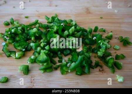 Gewürfelter grüner Jalapeno-Pfeffer auf Holzschneidebrett. Stockfoto