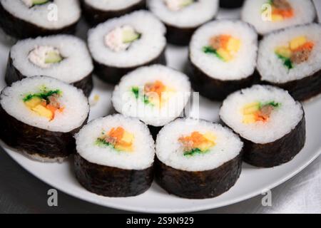 Okazuya Maki Sushi-Platte aus nächster Nähe in japanischem Feinkostgeschäft Stockfoto