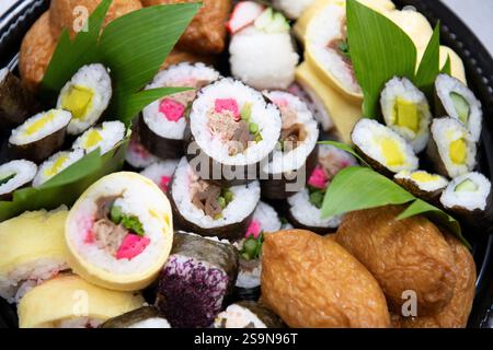 Nahaufnahme mit verschiedenen Okazuya-Sushi auf japanischer Feinkostplatte Stockfoto
