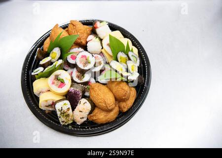 Verschiedene Okazuya-Sushi-Platten in japanischem Feinkostgeschäft Stockfoto