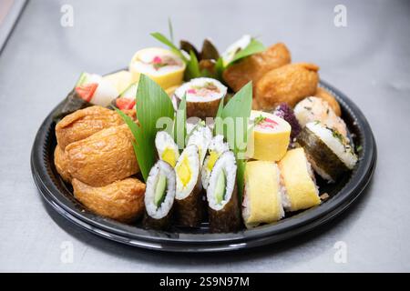 Verschiedene Okazuya-Sushi-Platten in japanischem Feinkostgeschäft Stockfoto