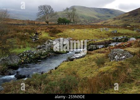 Foel Gron ist ein Berg in Snowdonia, Nordwales, und bildet einen Gipfel auf dem Moel Eilio Bergrücken bei Llanberis. Ebenfalls zu sehen ist eine Ruine in den Bergen. Stockfoto