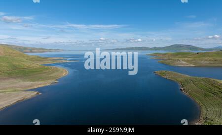 Aerial drone view of full San Luis Reservoir lake looking east Stockfoto