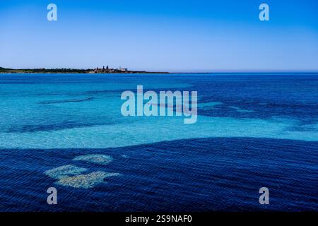 Verschiedene Blautöne im flachen Wasser des Mittelmeers rund um Calasetta. Stockfoto