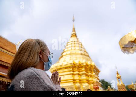 Eine weibliche Touristenin trägt eine Gesichtsmaske zum Schutz vor PM2,5-Staub auf Reisen. Stockfoto