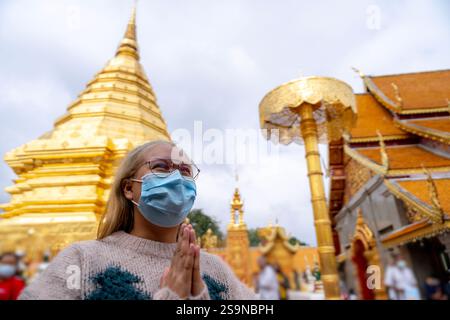 Eine weibliche Touristenin trägt eine Gesichtsmaske zum Schutz vor PM2,5-Staub auf Reisen. Stockfoto