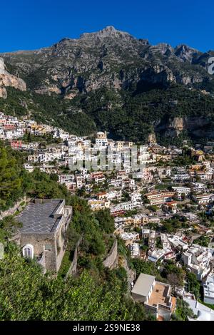 Blick auf den Ferienort Positano an der Amalfiküste in Italien. Stockfoto