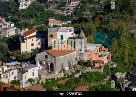 Die Kirche San Michele Arcangelo in Ravello, vom Aussichtspunkt Rufolo Gardens aus gesehen. Italien. Stockfoto