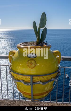 Ein Kaktus in einem großen Keramiktopf mit Blick auf die Bucht von Salerno an der Amalfiküste in Praiano, Italien. Stockfoto