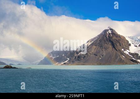 Ein Regenbogen über einem Gletscher und Berg in Südgeorgien Stockfoto