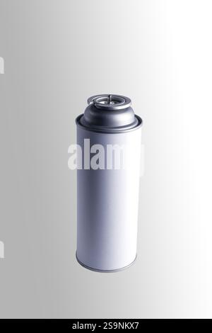Gasbrenner auf einer Dose. Nahaufnahme. Isoliert auf grauem Hintergrund. Stockfoto