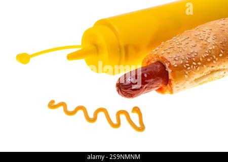 französischer Hotdog mit Ketchup und Senf auf weißem Hintergrund Stockfoto