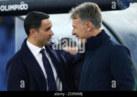 Rom, Italien. Januar 2025. Raffaele Palladino Cheftrainer von Fiorentina und Marco Baroni Cheftrainer von Laziogreet einander während des italienischen Champions Stockfoto