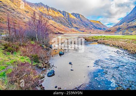 Ein farbenfroher Winterblick mit Blick auf das Wasser von Glencoe Stockfoto