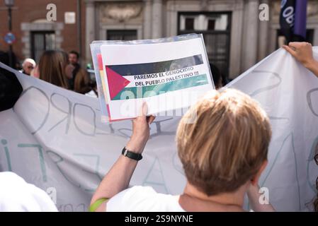 Madrid, Spanien - 27. September 2024. Pro-Palästina, Anti-Israel nicht erkennbare Demonstranten zeigen Stop Genocide Zeichen in Demonstration gegen die Besetzung von Gaza Stockfoto