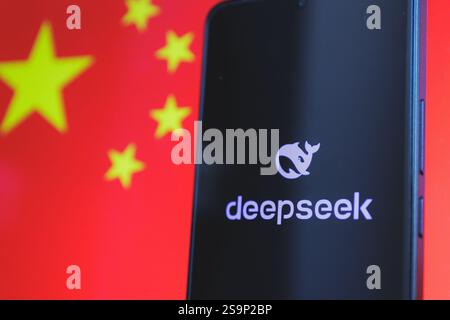Ein Smartphone mit dem Deepseek-Logo und der chinesischen Flagge im Hintergrund. Wachsende chinesische Technologie und künstliche Intelligenz auf der Globa Stockfoto