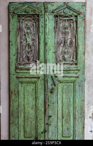 Alte, bunt bemalte, antike Holztüren wurden von einem Gebäude entfernt und an einer Wand im alten Tel Aviv-Yafo, Israel, montiert. Stockfoto