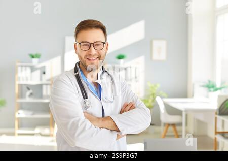 Professionell lächelnder männlicher Arzt Firmenporträt, Kardiologe mit Stethoskop, sieht aus Stockfoto