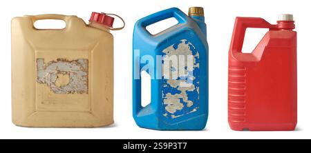 Set aus alten gebrauchten verschiedenen Arten von Kunststoffdosen oder -Behältern isolierter weißer Hintergrund, hellbeige, blaue, rote Farbe leere Abfallkanister Stockfoto