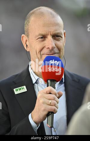 Coach Jess Thorup FC Augsburg FCA in einem Interview Mikrofon Mikrofon Logo SKY Portrait lächelt WWK Arena, Augsburg, Bayern, Deutschland, Europa Stockfoto