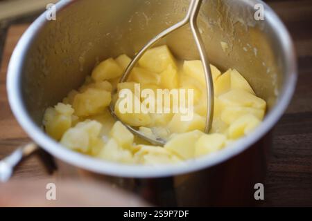 Schwäbische Küche, Zubereitung von Rinderroulade mit Pinienkernen, Herstellung von Kartoffelpüree, Kartoffelstampfer, gekochte Kartoffelstücke im Kochtopf, Großmutters Stockfoto