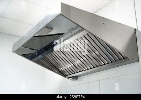 Küchenabsaughaube aus Edelstahl in der modernen Restaurantküche für effektive Belüftung und Rauchableitung Stockfoto