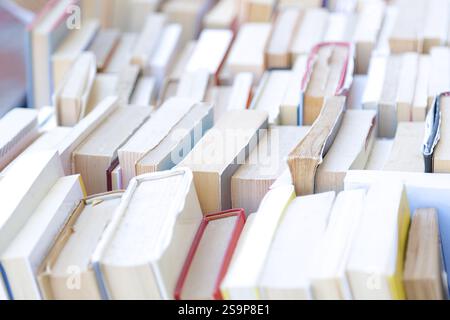 Bücher auf der Straße einer Second-Hand-Buchhandlung Stockfoto