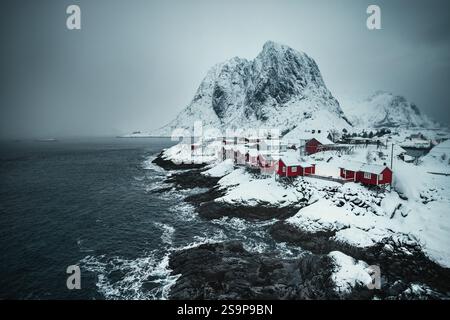 Winter Fjord Panorama Landschaft von malerischen reine Fischerdorf, Meer und schneebedeckten Bergen Hügel, Lofoten Inseln, Norwegen Stockfoto