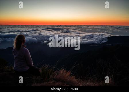 Hiker’s Dream – die Himmelsentfaltung in der Dämmerung beobachten Stockfoto