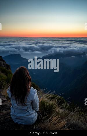 Sonnenaufgang über den Wolken auf Madeira - Pico do Arieiro Stockfoto