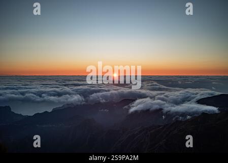 Die Schönheit von Madeira – Golden Dawn über den Wolken Stockfoto