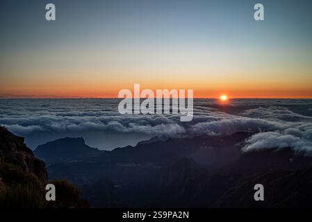Sonnenaufgang über den Berggipfeln in Portugal Stockfoto