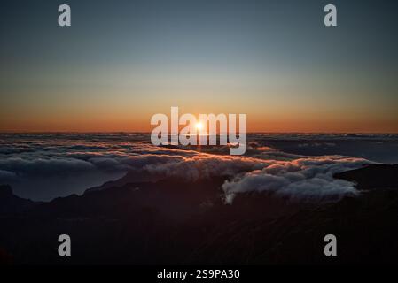 Atemberaubender Sonnenaufgang über den Wolken – Pico do Arieiro, Madeira Stockfoto