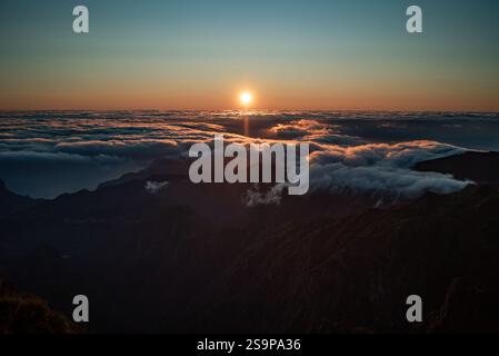 Hoch über den Wolken – Pico do Arieiro at Dawn Stockfoto
