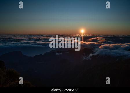 Spektakuläre Wolkenlandschaft und Sonnenaufgang auf Madeira Stockfoto