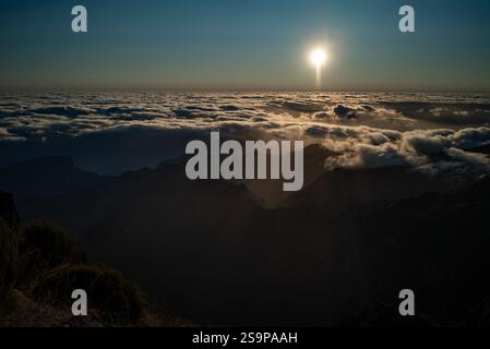 Sonnenaufgang über den Wolken am Pico do Arieiro, Madeira Stockfoto