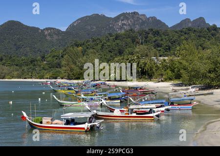 Fischerboote an einem Sandstrand, Telaga, Langkawi, Kedah State, Malaysia, Südostasien, Asien Stockfoto