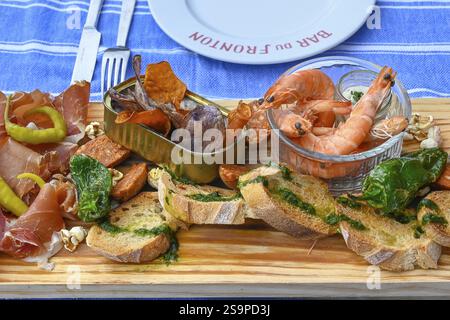 Hors d'oeuvre on a Board, Bar du Fronton, Bidart, Pays Basque, Pyrenäen-Atlantiques, Nouvelle-Aquitaine, Frankreich, Europa Stockfoto