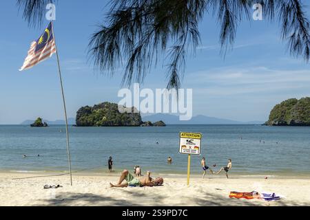 Flagge und Schild für Schwimmer, Badende am Sandstrand, Tanjung Rhu Beach, Langkawi, Kedah State, Malaysia, Südostasien, Asien Stockfoto