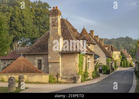 Ländliche Architektur in der Hauptstraße (D45) von Apremont-sur-Allier an der Allier, Departement Allier, Centre-Val de Loire, Frankreich, Europa Stockfoto