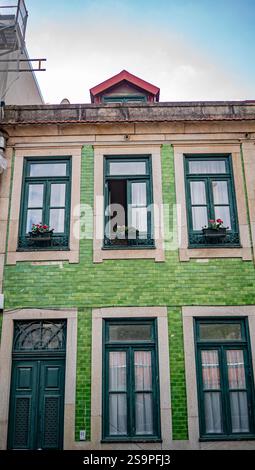 Traditionelle europäische Architektur mit blauen Fliesen Stockfoto