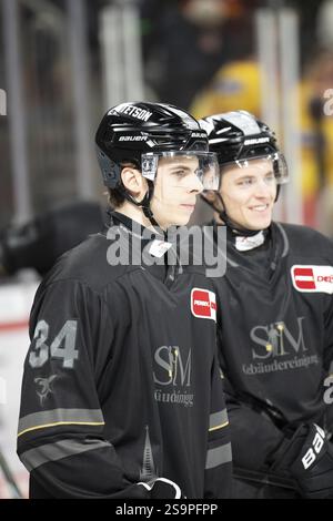 PSD Bank Dome, Düsseldorf, Nordrhein-Westfalen, Elias Lindner (Koelner Haie, #34), PENNY DEL, Duesseldorfer EG- Koelner Haie am 24.01.2025 Stockfoto