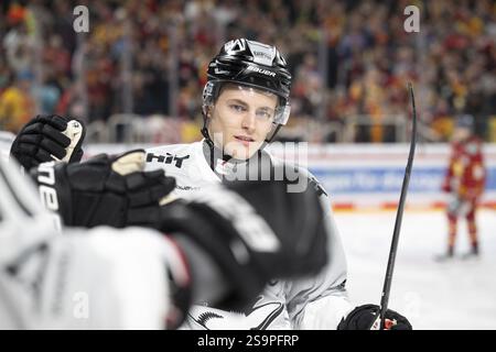 PSD Bank Dome, Düsseldorf, Nordrhein-Westfalen, Jan-Luca Sennehnn (Koelner Haie, #17), PENNY DEL, Duesseldorfer EG- Koelner Haie am 24.01.2025 AT Stockfoto